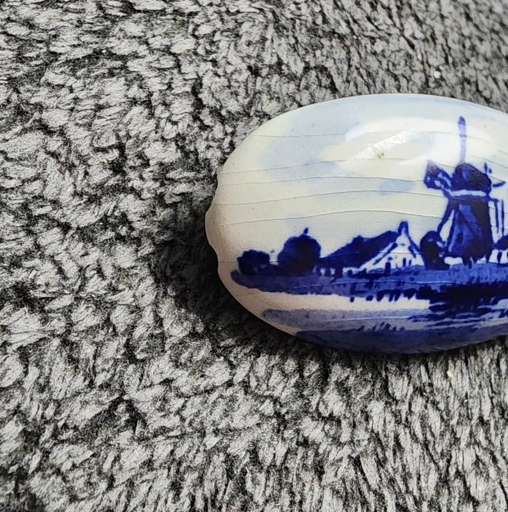 Vintage Blue Delft Holland Hand Painted White Porcelain Brooch - Picture 9 of 10